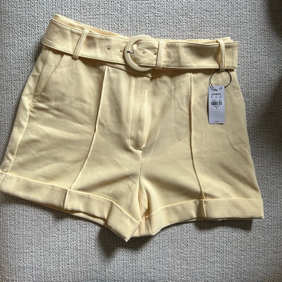 Express Super High Waisted Belted Pintuck Shorts In Pale Yellow-Size 6 NWT💛 - Picture 2 of 3